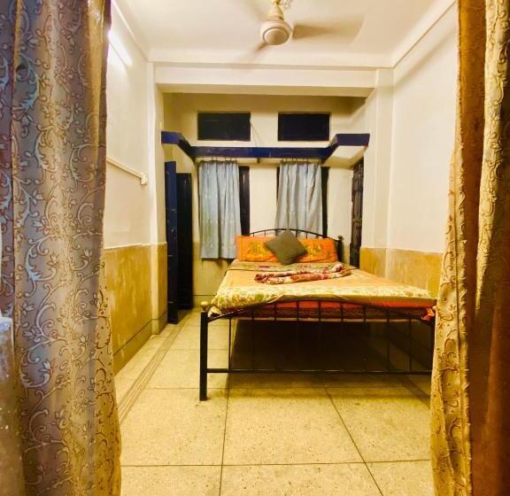 豪华房间, Bob Hostel