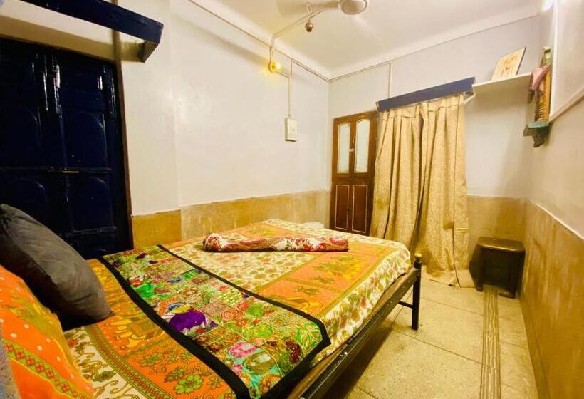 חדר דלוקס, Bob Hostel