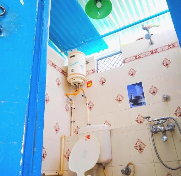 חדר אקונומי, Bob Hostel