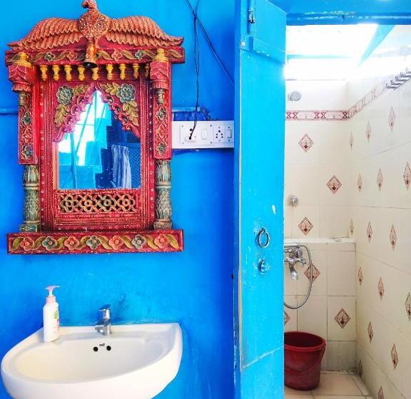 חדר בסיסי, Bob Hostel