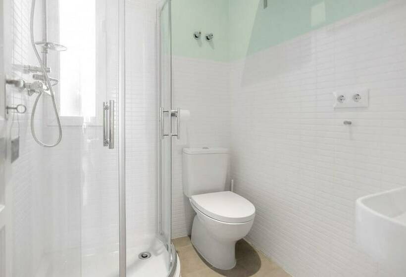 Bed in Shared Room with Shared Bathroom, Cordoba Bed And Be Hostel