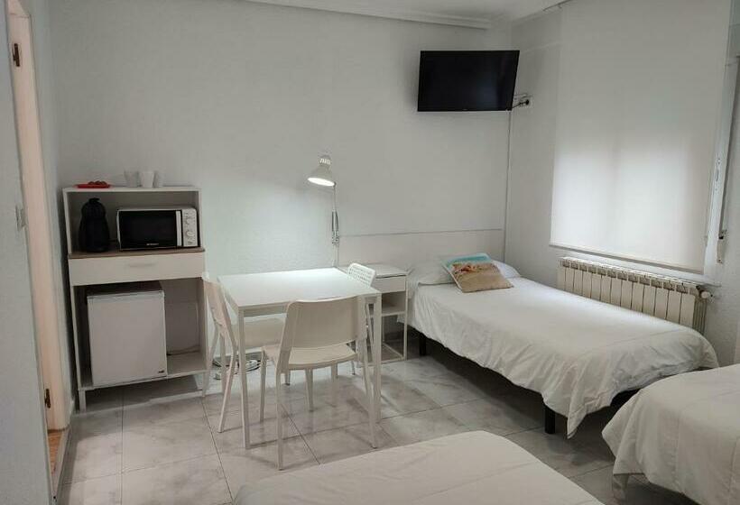 غرفة قياسية ثلاثية, Hostal Lucy