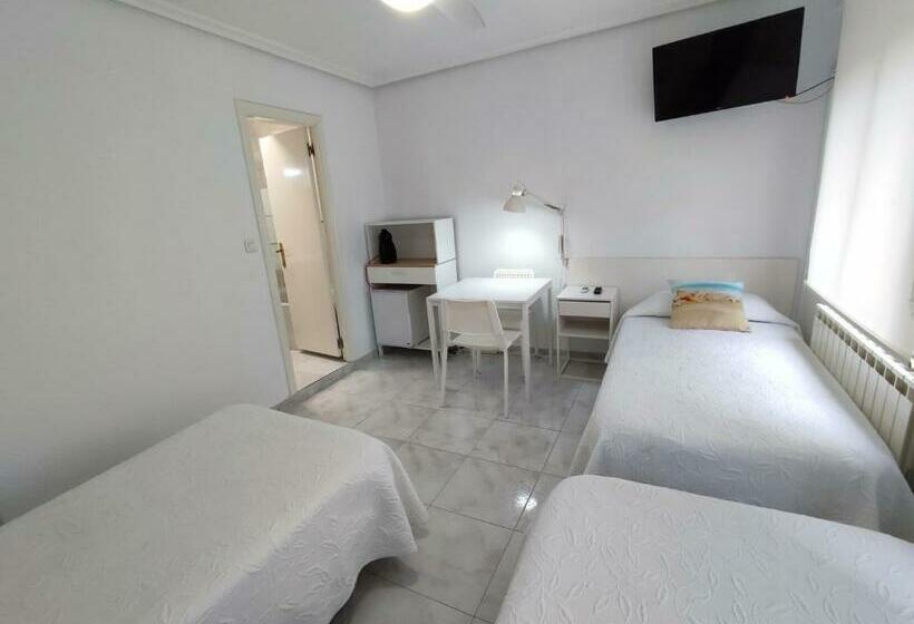 غرفة قياسية ثلاثية, Hostal Lucy