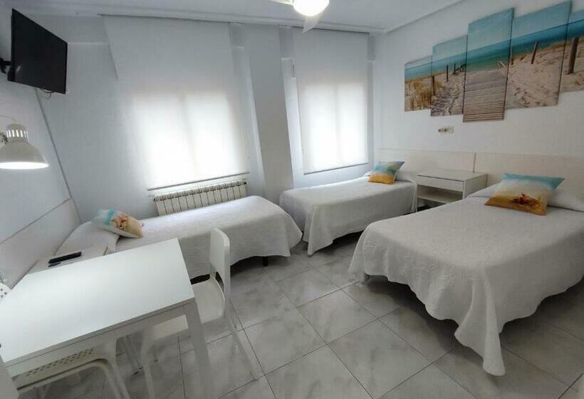 Номер Стандарт Трехместный, Hostal Lucy