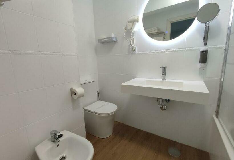 غرفة قياسية ثلاثية, Hostal Lucy