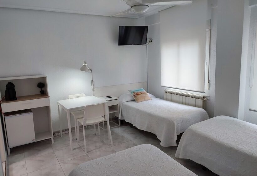 غرفة قياسية ثلاثية, Hostal Lucy