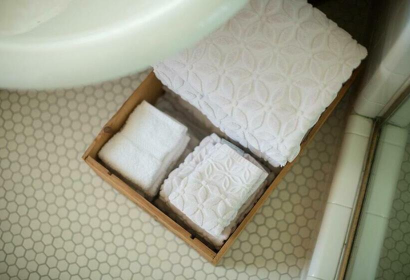 غرفة ديلوكس سرير ملكى, 10 Clarke