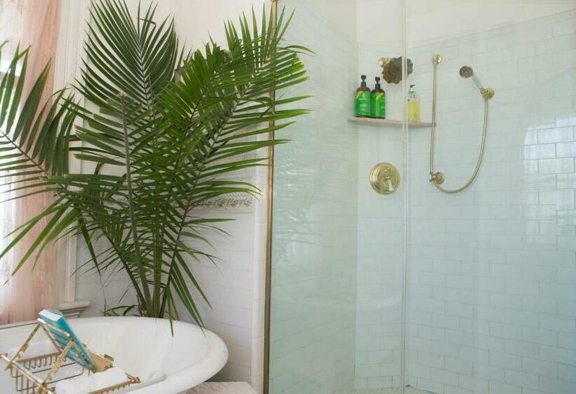 غرفة ديلوكس سرير ملكى, 10 Clarke