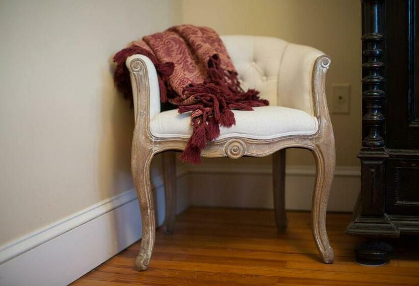 غرفة ديلوكس سرير ملكى, 10 Clarke