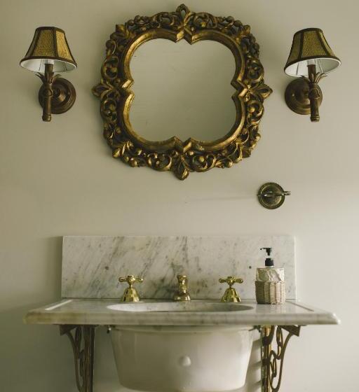 غرفة ديلوكس سرير ملكى, 10 Clarke