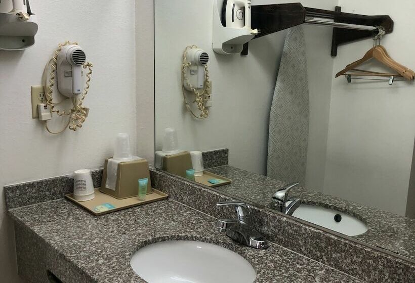 غرفة ديلوكس, Clairmont Inn