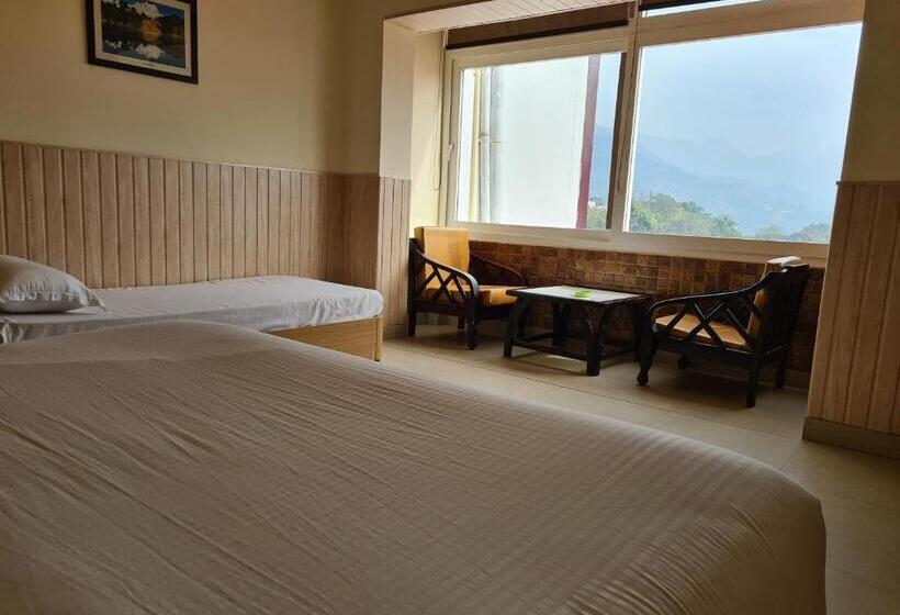 디럭스 트리플 룸, Rajpur Heights