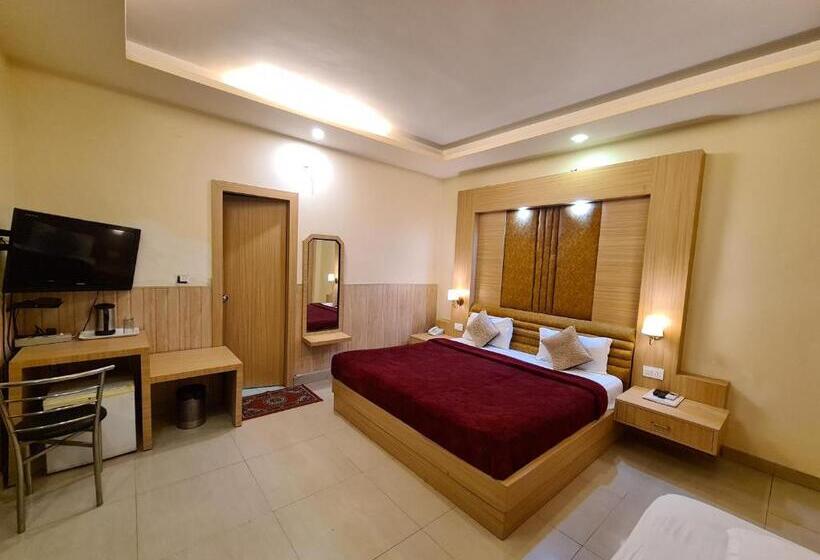 디럭스 트리플 룸, Rajpur Heights