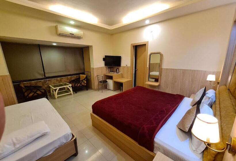 디럭스 트리플 룸, Rajpur Heights