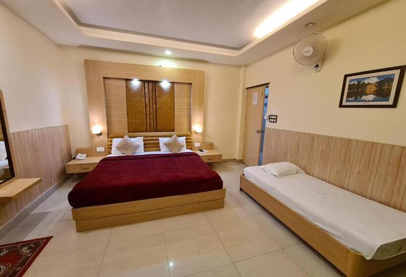 디럭스 트리플 룸, Rajpur Heights