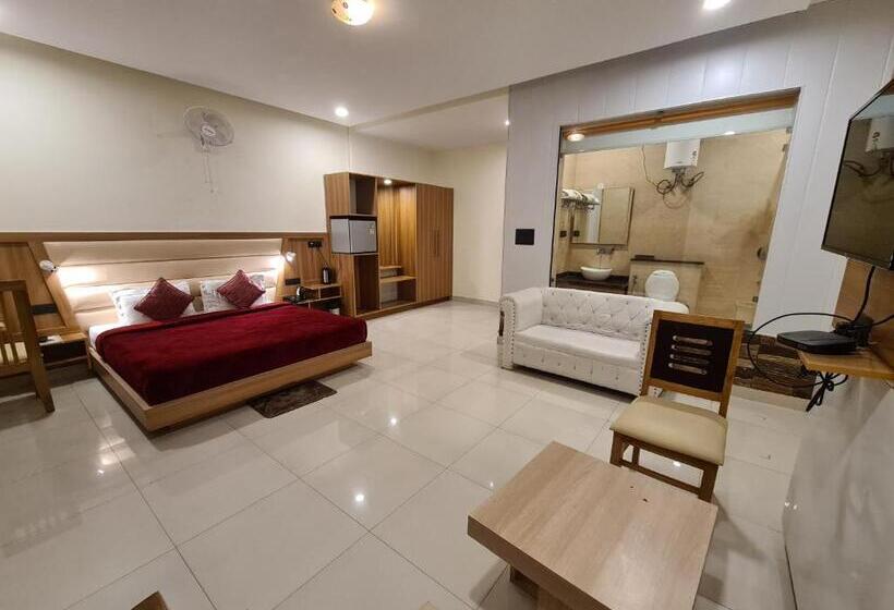 스탠다드 룸 킹사이즈 침대, Rajpur Heights