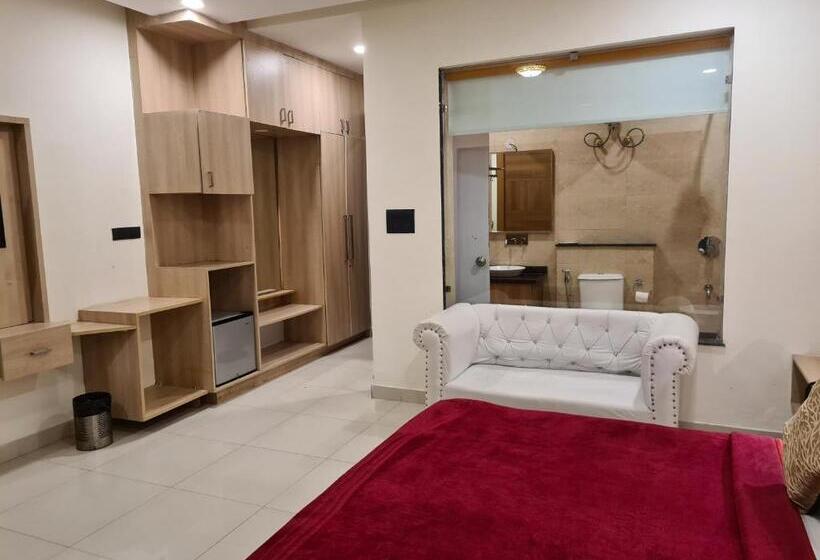 스탠다드 룸 킹사이즈 침대, Rajpur Heights