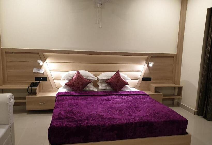 스탠다드 룸 킹사이즈 침대, Rajpur Heights