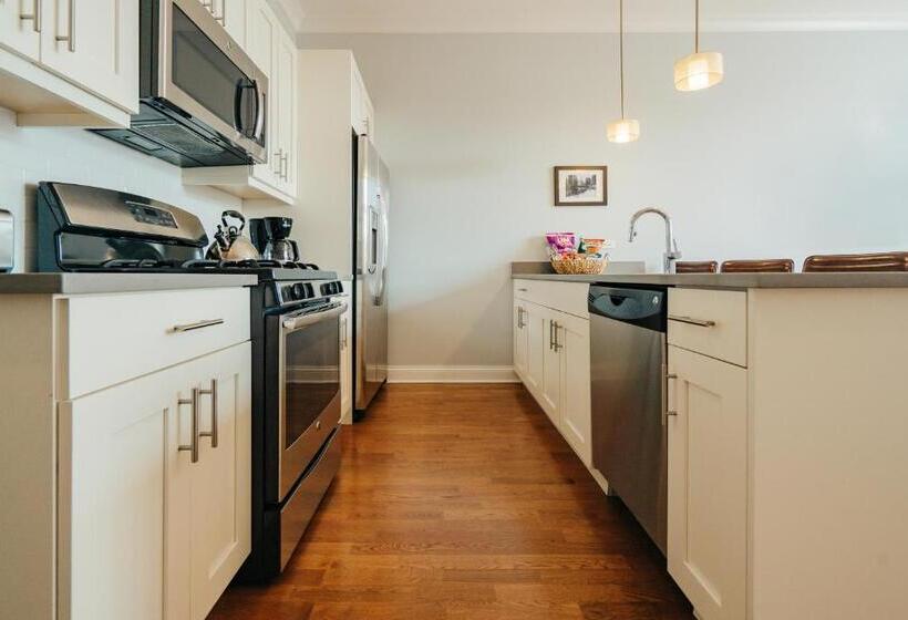 جناح, The Guesthouse