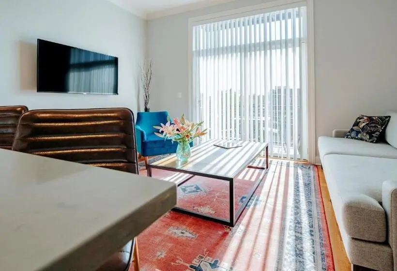 スイート, The Guesthouse