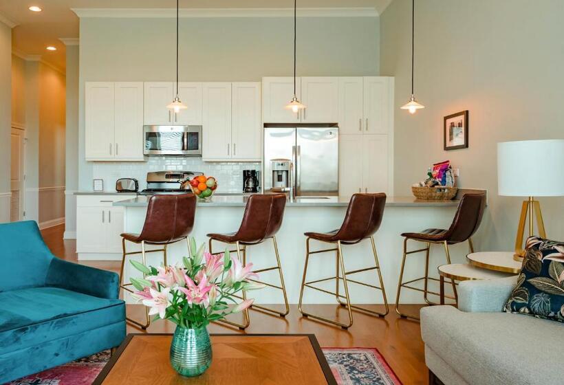 جناح غرفتين نوم, The Guesthouse