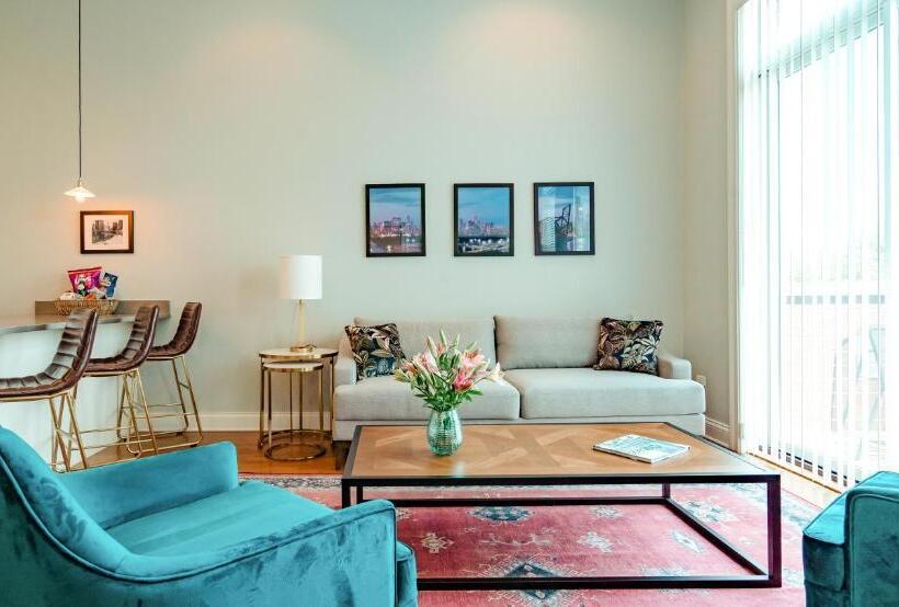 جناح غرفتين نوم, The Guesthouse