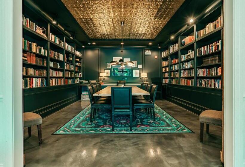 غرفة قياسية, The Guesthouse