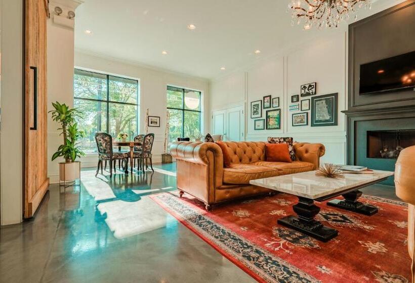 غرفة قياسية, The Guesthouse