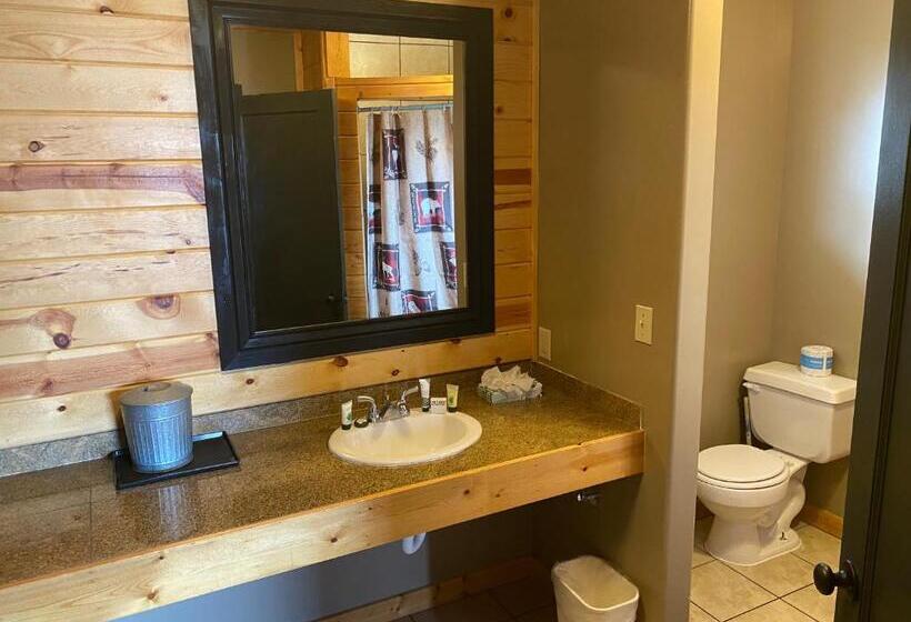 جناح عائلي, The Fishing Bear Lodge