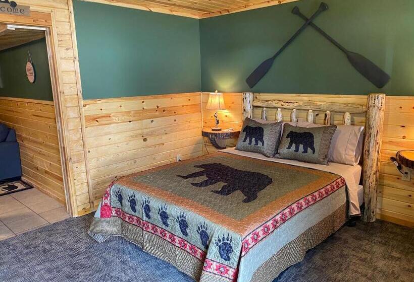 جناح عائلي, The Fishing Bear Lodge