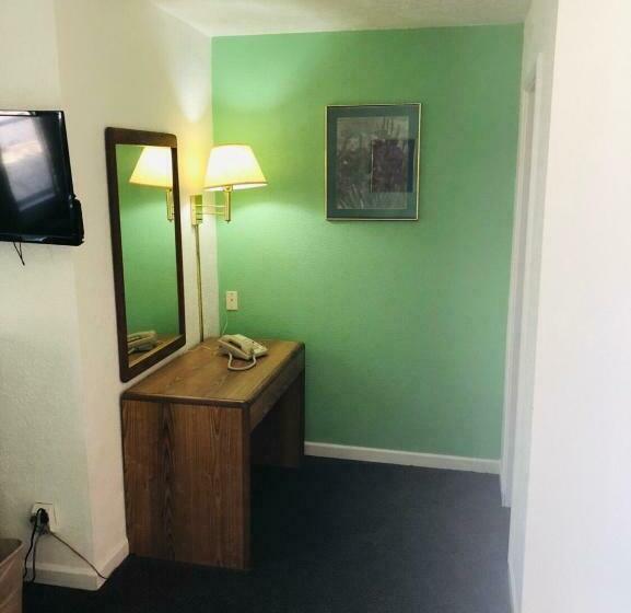 キングサイズベッドのスタンダードルーム, Woodridge Motel