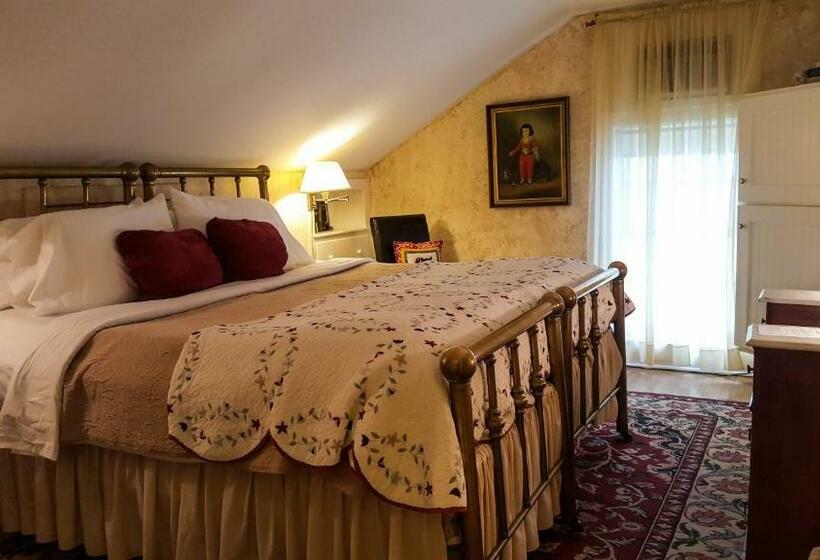 带大床的豪华间, The White House Inn