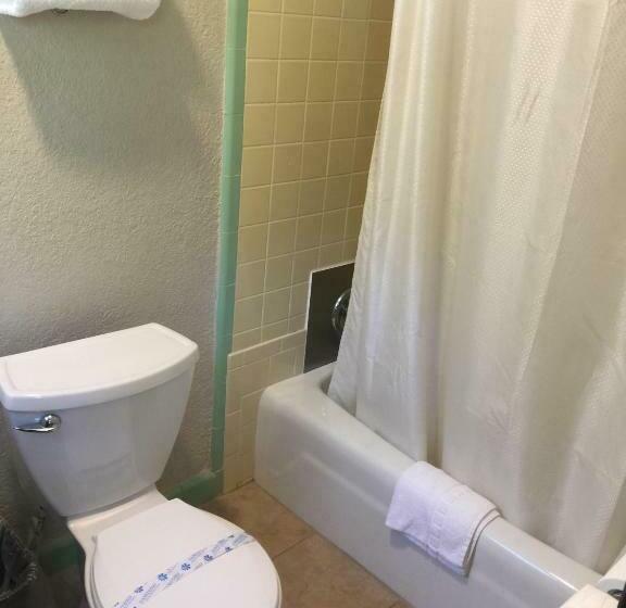 غرفه قياسيه سريرين مزدوجين, Campbell Motel