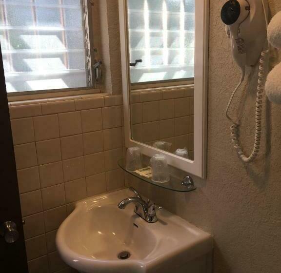 غرفه قياسيه سريرين مزدوجين, Campbell Motel