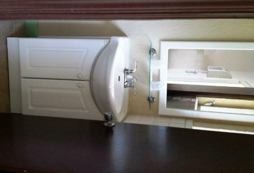 غرفه قياسيه سريرين مزدوجين, Campbell Motel