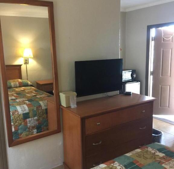 غرفه قياسيه سريرين مزدوجين, Campbell Motel