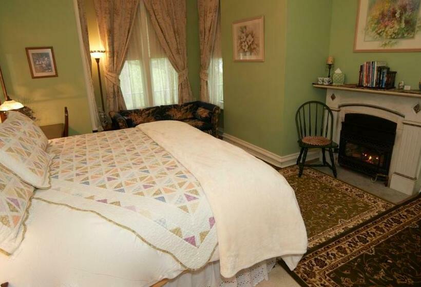 带大床的套房, Center Harbor Sutton House B & B
