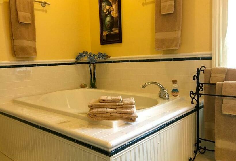 キングサイズベッドのスイートルーム, Center Harbor Sutton House B & B