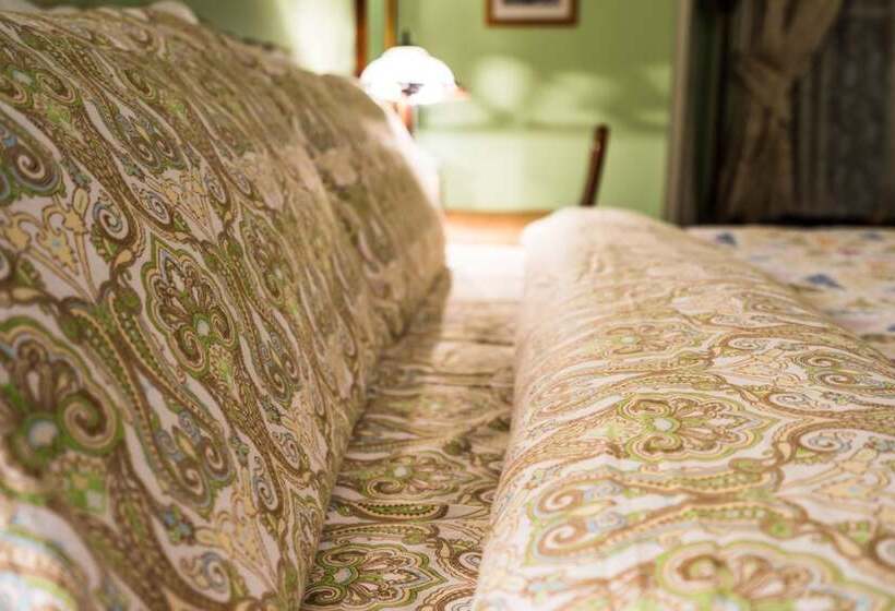带大床的套房, Center Harbor Sutton House B & B