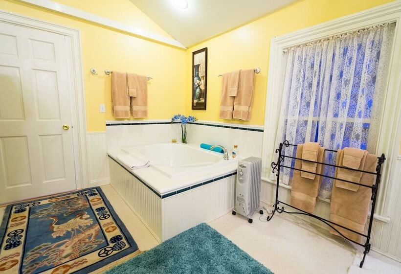 جناح سرير كينج, Center Harbor Sutton House B & B