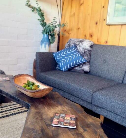 سوییت, Lake Front Cabins