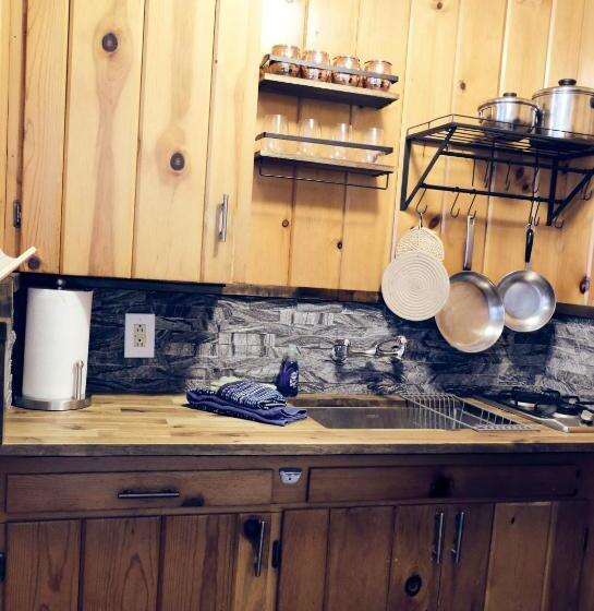 سوئیت 2 خوابه, Lake Front Cabins