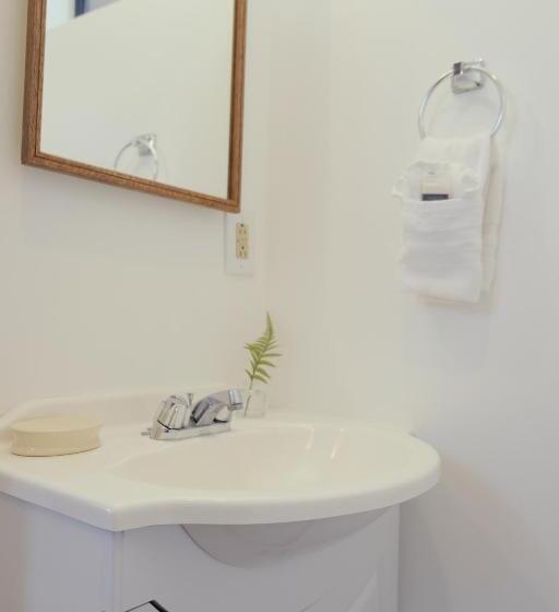 استودیوی استاندارد, Lake Front Cabins