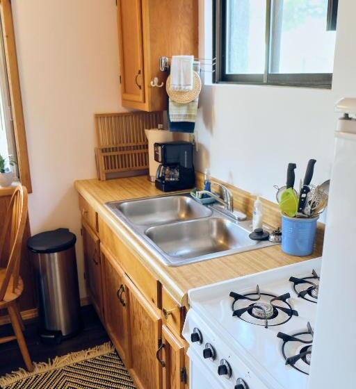 استودیوی استاندارد, Lake Front Cabins