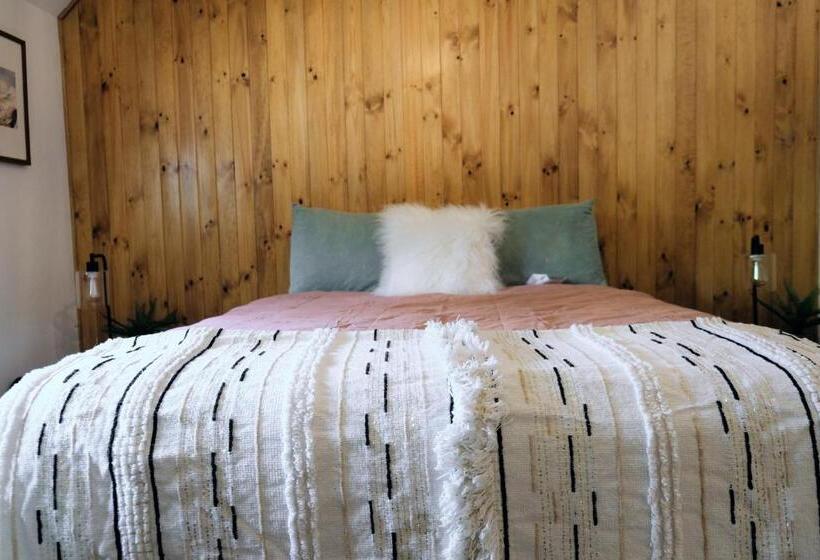 خانه 2 خوابه, Lake Front Cabins