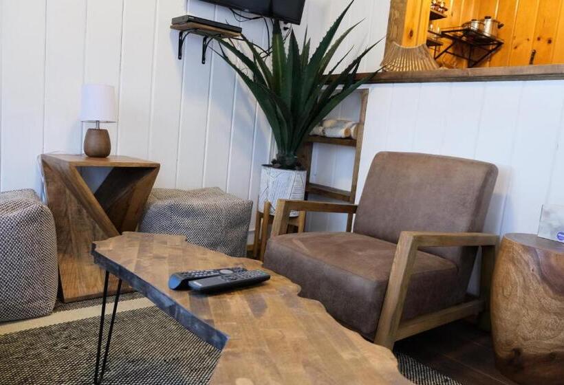 سوئیت 2 خوابه, Lake Front Cabins