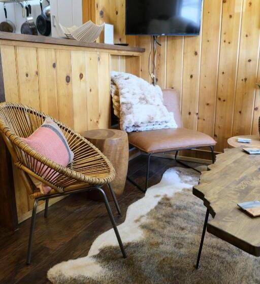 سوئیت 2 خوابه, Lake Front Cabins