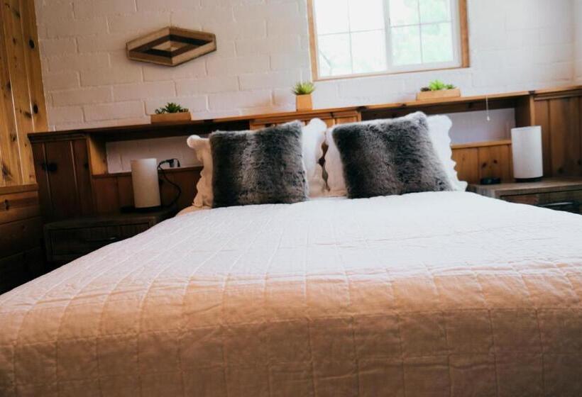 سوئیت 2 خوابه, Lake Front Cabins