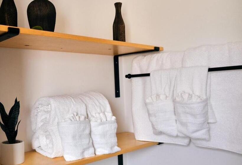 سوئیت 2 خوابه, Lake Front Cabins