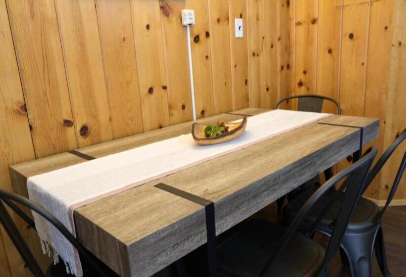 سوئیت 2 خوابه, Lake Front Cabins